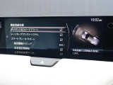こちらのお車には先進安全装備が多数搭載されています。衝突被害を回避あるいは軽減するためのブレーキや、後方死角からの接近警報、車線逸脱を防止する警報装置など、詳しくはスタッフまでお尋ねください。