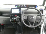 運転席からの視界はこんな感じです☆お気軽にご来店いただき、実際に座って是非お確かめください。ドライバーに寄り添う快適な操作フィールをもたらすステアリングです。