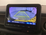 リバースギアに入れるだけで後方の表示へ切り替わります。夜間や雨の日の駐車も楽になりますよ。