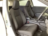 広い足元にゆったり座れるシートには肘掛けも装備しており長距離の運転でも疲れにくくなってます。女性でも運転がしやすいように、シートの高さ調整機能(シートリフター)がついています。