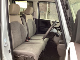 フロントシートはベンチシートです。ベンチシ―トは運転席と助手席の移動もスムーズ!狭い駐車場での乗り降りに便利です。