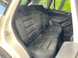 後部座席も気になるようなキズ・汚れやへたり等、大きなダメージはなく、良好な状態です。