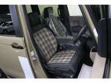 【運転席】ベージュを基調としたインテリアにチェック柄のファブリックシート。シートリフターで座面の高さを調整可能です。シートヒーター付。