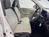 運転席も広くゆとりのある室内です