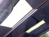 【大型サンルーフ】車内の解放感が一気に上がる大型のパノラマルーフ!季節を問わず開放的で快適なドライブをお楽しみいただけます。流通量も少なく希少価値の高い人気の装備です♪