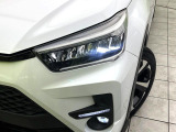 【LEDヘッドライト】悪天候や夜間走行時も良好な視界を確保し安心して運転できる高輝度LEDヘッドライトを装備!点灯速度が早く、消費電力も抑えられています。