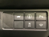 Hondaセンシング用の、VSA(ABS+TCS+横滑り抑制)解除と路外逸脱抑制機能のオンオフスイッチなどはハンドルの右側に装備しています。