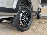 WORK CRAG CKV14インチアルミホイール装着。オフロードテイストなホイールはデザインだけでなく強度も十分。悪路走行で破損の心配も少ないです。