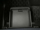 助手席の下にはトレーが付いていますので外部からも見られたくないものも収納出来ます。