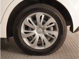 【ホイールキャップ】車に良く似合う純正ホイールキャップが装備されています。各種社外アルミホイールや、スタッドレスタイヤも取扱いしております。是非ご相談ください。