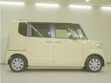 リアには左右スライドドアを採用。狭い駐車場でも開閉しやすく、強風の日でもドアが煽られにくくなっております。小さなお子さまやご年配の方も安心して乗り降りできます。