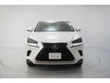 エクステリアは、一目でLEXUSとわかるスピンドルグリルを起点に、人が乗るキャビンの前後を大胆に絞り込んだ菱形のボディと力強く張り出したホイールフレアを融合させ、タイヤの存在を強調しています。