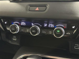 【左右独立オートエアコン】左右独立型、いわゆるデュアルエアコンです。運転席と助手席でそれぞれお好みの温度を設定可能です。