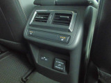 後席も快適に。エアコン送風口、シートヒーター、USBタイプC装備です。