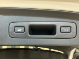 お好みの位置で止められるメモリー機能付の電動リアゲートです!後ろが狭い駐車場でもスムーズに荷物を積めて、さらに背が低い人の手がムリなく届く高さで止めることも可能です!