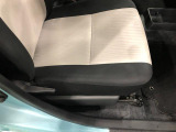 痛みの出やすい運転席シートの角、フロアマット、座面、ともに良好です