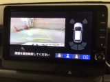 リバースギアに入れるだけで後方の表示へ切り替わります。夜間や雨の日の駐車も楽になりますよ。