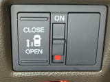左側電動スライドドアは運転席からでも操作ができるように、ハンドル付近に開閉の操作スイッチが付いています。