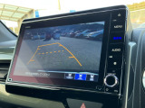 バックモニター装備。画面にて後方の確認が行えるので、バック駐車や車庫入れの際には重宝します。車の運転に慣れない方でも安心のガイドライン表示機能付。