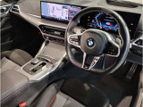 【ハンドル】ドライバーとBMW車の一体感がダイレクトに伝わるステアリングホイール。形状・太さへの拘りに加えて、操作性を高める為にスイッチ類も配置。クイックかつ安定のドライビングを体感下さい!