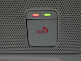 急病時や危険を感じた時、SOSコールスイッチを押すと専門のオペレータに繋がって、警察や消防への連携をサポートしてくれます。また、万が一の事故発生時には、エアバッグ展開と連動して自動通報します。