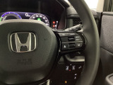 ステアリング右手側に安全運転支援機能のホンダセンシングをコントロールするスイッチ、左手側にオーディオ関連のコントロールスイッチを配置、視線を逸らすことなく運転に集中できます