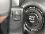 【キーレススタートシステム】カバンやポケットに入れたままでもドアの施錠・解錠が可能なスマートキーを装備。エンジンのオン・オフ時もカギを取り出す必要が無いからとっても便利です♪