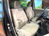 運転席シート廻りは使用感も少なく、良好な状態となっています。前オーナー様が丁寧に使っていたことがよくわかりますね。