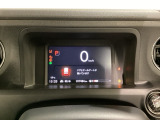 デジタル表示のスピードメーターとタコメーター、燃費やオドメーターなどの表示の他に、ホンダセンシング機能などの表示もできる多機能なマルチインフォメーション・ディスプレイです。