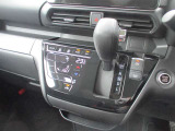 使い勝手の良い位置に配置された操作性の良いシフトレバーになってます。