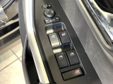 【電動格納ミラー】サイドミラーは電動格納式となっており、狭い駐車場でもキズがつくリスクを抑えられます。
