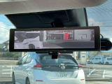 車両後方のカメラ映像をルームミラーに映し出し、後席に乗車していたり積載物などで後方視界が遮られることを軽減しています