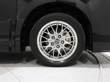 アルミホイールを装備、タイヤサイズは205/55R16です。