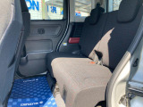 後部座席です。足元空間は広々しており、大人4人乗車も無理なく可能です。
