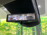 【インテリジェントルームミラー】後席の大きな荷物や同乗者で後方が確認しづらい時でも安心!カメラが撮影した車両後方の映像をルームミラー内に表示。クリアな視界で状況の確認が可能です!
