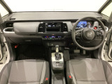 車内は光触媒抗菌消臭施工済です。スタイリッシュなデザインでスポーティなインパネ周りを演出します。グローブボックスやカップホルダーのほかにトレーなどたくさんの収納スペースが付いています。