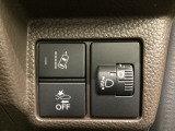 ハンドルの右側にはヘットライトリベライザーとHondaセンシング用のメインスイッチがついています。ヘッドライトリベライザーは道路状況や積荷の加重に応じてライトの高さを調節できます。
