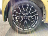 純正アルミホイールです。足元が引き立つので、車全体のイメージがアップしますよ