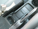 運転席と助手席の間は、ビジネスバッグが置けるトレー状となっております☆