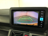 初めての場所でも安心して運転できますね。画面も見やすく、操作も簡単です。さらに、バックカメラも搭載されており、快適なドライブが可能ですね