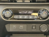 高級感のある内装のイメージを決定付けるオートエアコンです。自動で設定した温度に調整してくれるので、とても便利ですね。その下にはUSBタイプAとUSBタイプC端子が付いて充電・ナビとの接続が可能です。