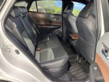 後部座席も気になるようなキズ・汚れやへたり等、大きなダメージはなく、良好な状態です。