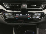 左右独立温度コントロールフルオートエアコンです。運転席、助手席それぞれで独立して温度設定ができます。冷え性の方が乗っても安心ですね♪