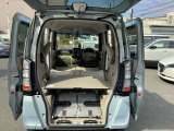 シートアレンジ1、ベッドモード。運転席助手席のリクライニングと、後席収納利用でフルフラット。大人一人寝ることもできそうです。