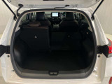 後部座席は分割でシートをたおすことができます。大きな荷物、ゴルフバックも積めます。上質で広々とした室内だから、みんなが心地よく車内で快適に過ごせます♪