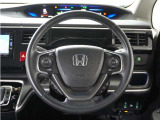 運転席と助手席は足元が繋がっているので自由に行き来しやすいので駐車場が狭いときでも助手席側からスムーズに乗り降りできて便利!