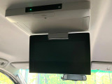 【フリップダウンモニター】家族や友人とお出かけする機会が多い方に大人気のフリップダウンモニター!大画面モニターで車内はエンタメ空間!退屈しがちな長距離ドライブも楽しい時間に変わります!