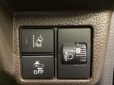 ハンドルの右側にはヘッドライトレベライザーと路外逸脱抑制機能のオンオフスイッチなどがついています。ヘッドライトレベライザーは道路状況や積荷の加重に応じてライトの高さを調節できます。
