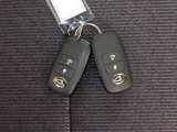 電子キーをポケットやカバンに入れているだけで、ドアの開錠・施錠が行えます。荷物を抱えていてもラクラク開閉です。エンジン始動も行えます。