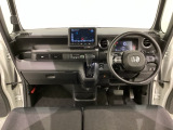 車内は光触媒抗菌消臭施工済です。インパネ周りはスタイリッシュなデザインです。グローブボックスやカップホルダーのほかにトレーなどたくさんの収納スペースが付いています。